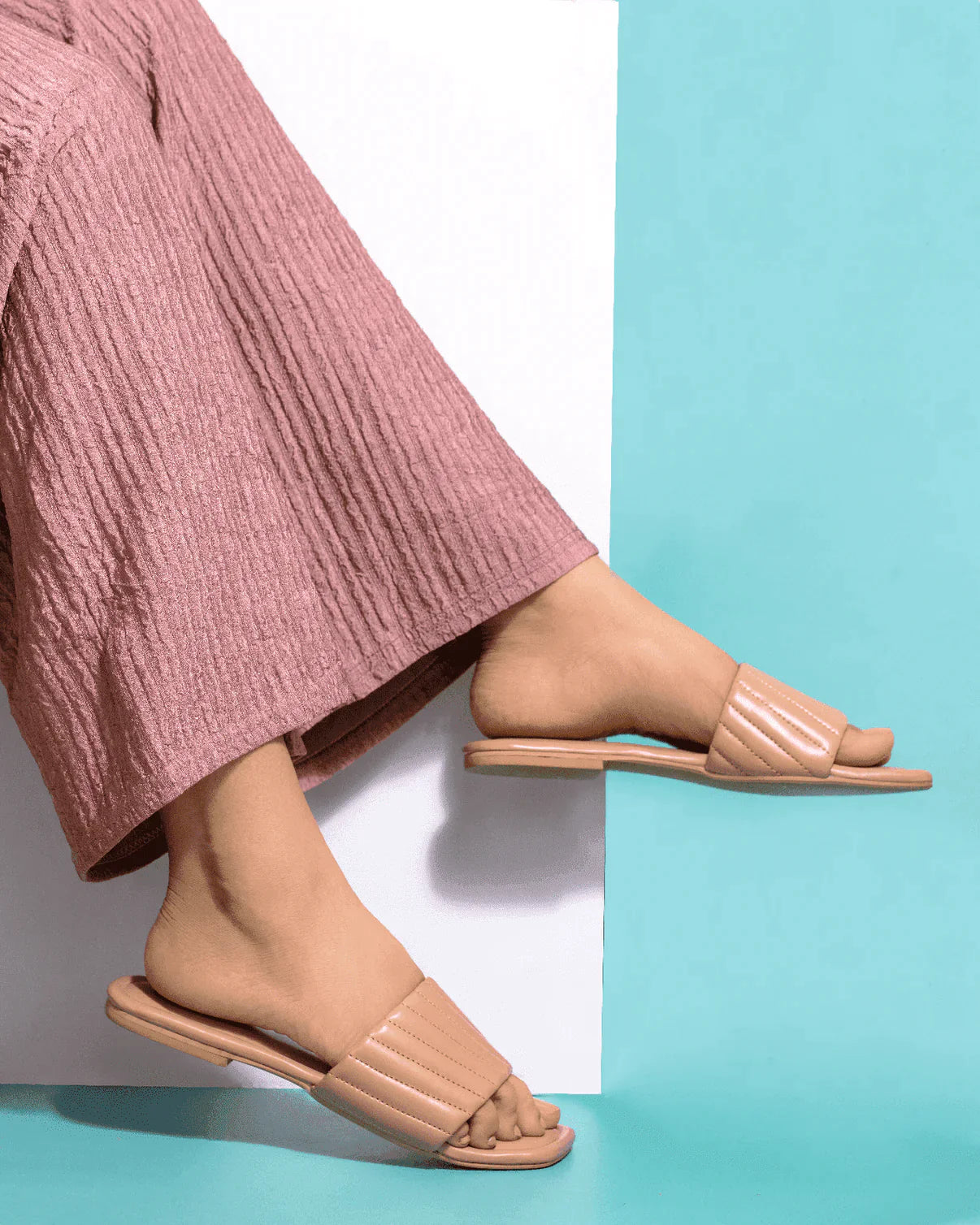 7 Trendy Women’s Sliders for Effortless Style & Comfort